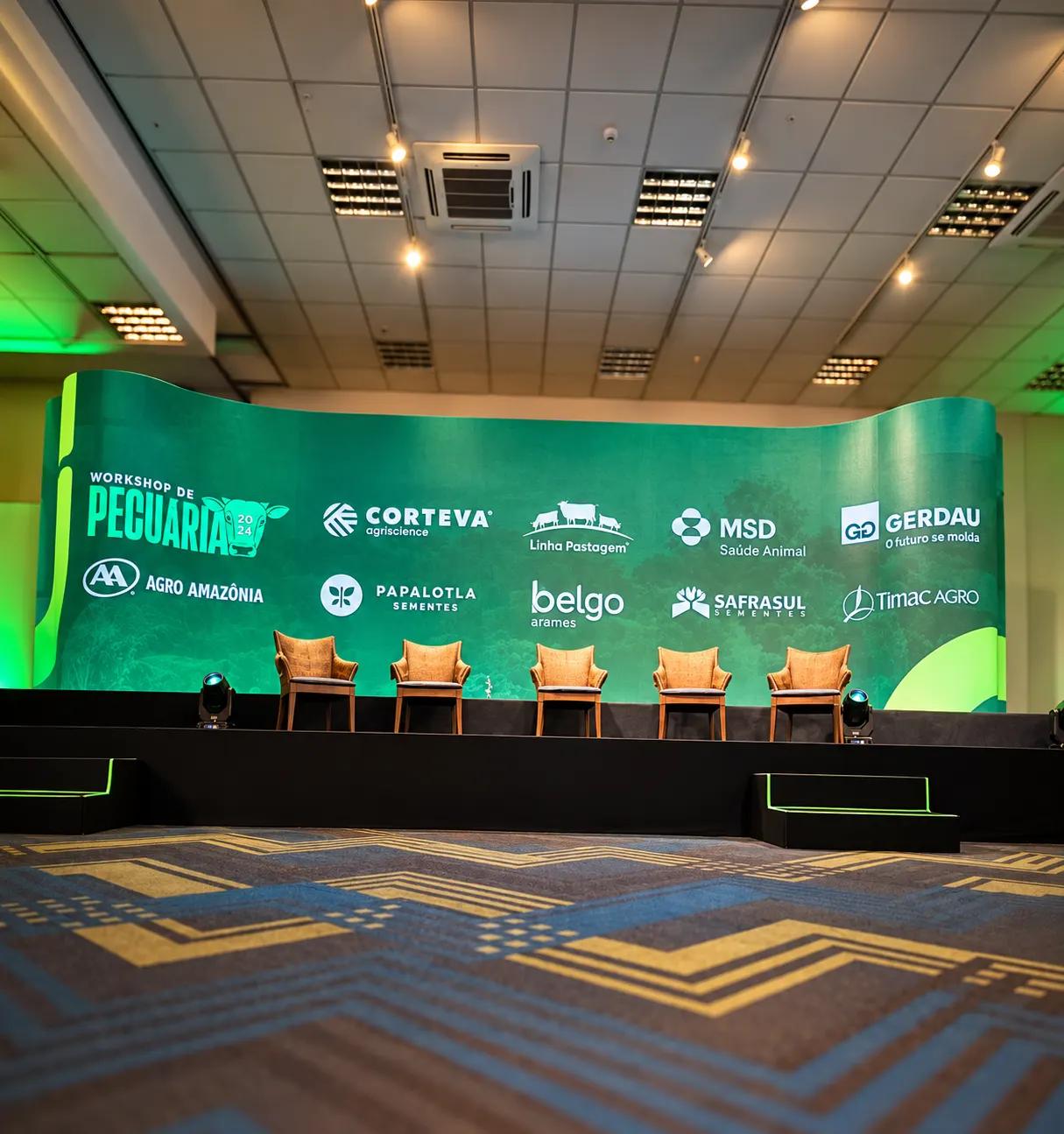 Painel de LED da IDM montado em auditório